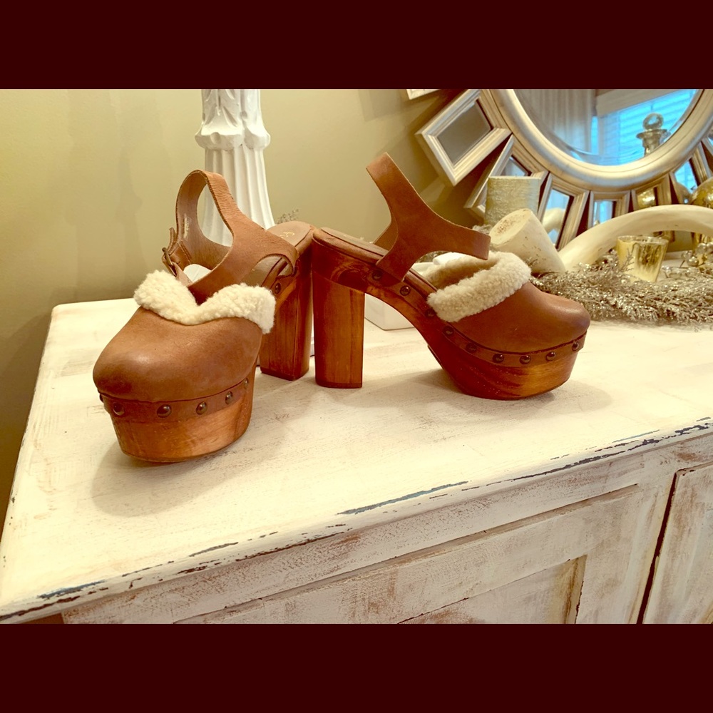 Five Worlds Clogs